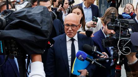 Der Vorsitzende der Partei Les Republicains (LR), Eric Ciotti (M), wird von Journalisten umringt.