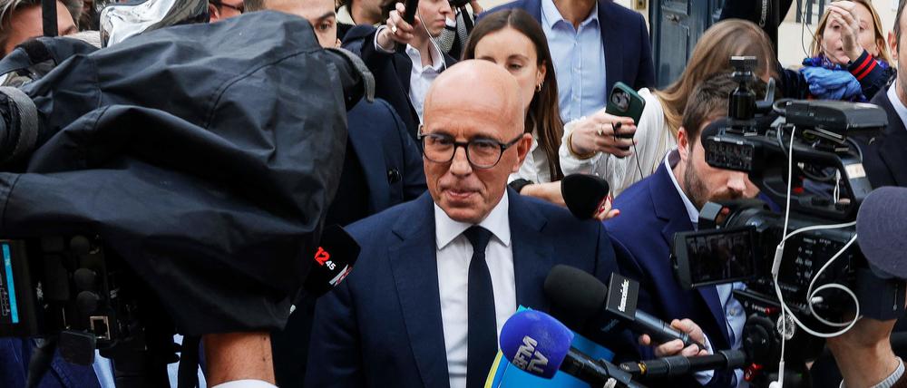 Der Vorsitzende der Partei Les Republicains (LR), Eric Ciotti (M), wird von Journalisten umringt.