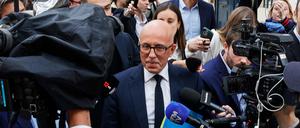 Der Vorsitzende der Partei Les Republicains (LR), Eric Ciotti (M), wird von Journalisten umringt. 