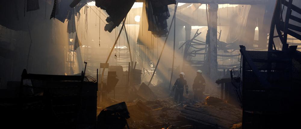 Feuerwehrleute in einem schwer beschädigten Gebäude in Kharkiv nach einem russischen Luftschlag.