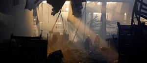 Feuerwehrleute in einem schwer beschädigten Gebäude in Kharkiv nach einem russischen Luftschlag.
