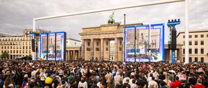 12.06.2024, Berlin: Fußball: EM, Eröffnungsfeier der Fanmeile am Brandenburger Tor, Zahlreiche Menschen haben sich in der Fanzone versammelt. Foto: Christophe Gateau/dpa +++ dpa-Bildfunk +++