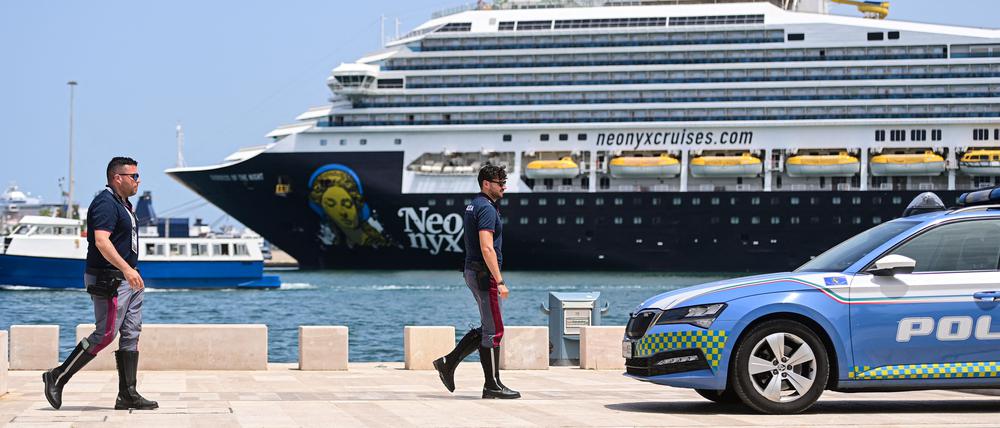 Die „Mykonos Magic“ im Hafen von Brindisi