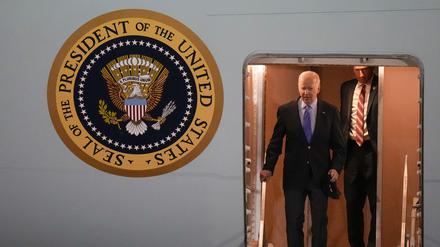 US-Präsident Joe Biden verlässt die Air Force One, als er auf dem Flughafen von Brindisi in Süditalien ankommt, um am G7-Gipfel teilzunehmen.