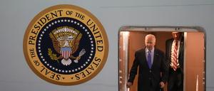 US-Präsident Joe Biden verlässt die Air Force One, als er auf dem Flughafen von Brindisi in Süditalien ankommt, um am G7-Gipfel teilzunehmen.