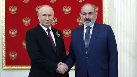 ARCHIV - 09.05.2023, Russland, Moskau: Der russische Präsident Wladimir Putin (l) und der armenische Ministerpräsident Nikol Paschinjan schütteln sich die Hände bei ihrem Treffen während der Feierlichkeiten zum 78. Jahrestag des Endes des Zweiten Weltkriegs in Moskau. (zu dpa: «Armenien kritisiert russisch dominiertes Militärbündnis scharf») Foto: Vladimir Smirnov/Pool Sputnik Kremlin/AP/dpa +++ dpa-Bildfunk +++