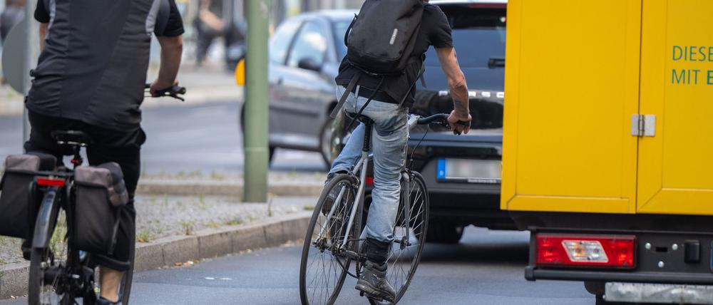 Radfahrer fahren auf der Grunewaldstraße.