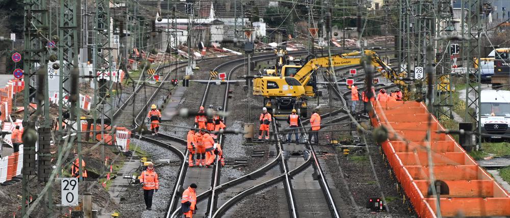 ARCHIV - 02.01.2024, Hessen, Biblis: Bauarbeiten finden an der Bahnstrecke in Biblis statt. (zu dpa: «Einigung im Vermittlungsausschuss zu Verkehrsgesetzen») Foto: Arne Dedert/dpa +++ dpa-Bildfunk +++