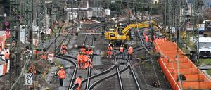 ARCHIV - 02.01.2024, Hessen, Biblis: Bauarbeiten finden an der Bahnstrecke in Biblis statt. (zu dpa: «Einigung im Vermittlungsausschuss zu Verkehrsgesetzen») Foto: Arne Dedert/dpa +++ dpa-Bildfunk +++