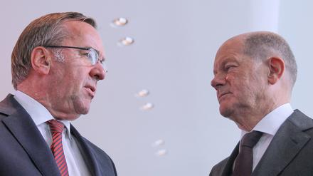 Verteidigungsminister Boris Pistorius und Bundeskanzler Olaf Scholz (beide SPD) bei einer Kabinettssitzung (Archivbild)