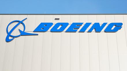 Das Logo von Boeing an einer Halle.  