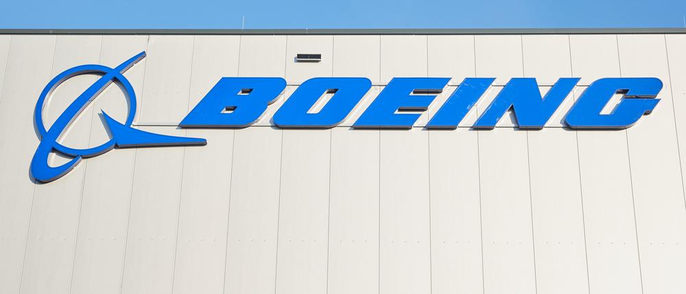 Das Logo von Boeing an einer Halle.  