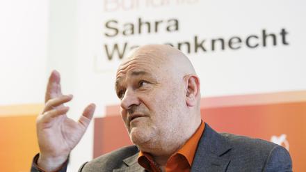 ARCHIV - 25.05.2024, Brandenburg, Schwedt/Oder: Robert Crumbach, Landesvorsitzender der brandenburgischen Partei Bündnis Sahra Wagenknecht Brandenburg (BSW), bei einer Pressekonferenz nach der Gründung des Landesverbandes Brandenburg des Bündnisses Sahra Wagenknecht (BSW). 