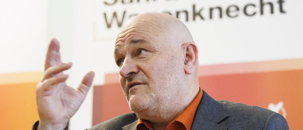 ARCHIV - 25.05.2024, Brandenburg, Schwedt/Oder: Robert Crumbach, Landesvorsitzender der brandenburgischen Partei Bündnis Sahra Wagenknecht Brandenburg (BSW), bei einer Pressekonferenz nach der Gründung des Landesverbandes Brandenburg des Bündnisses Sahra Wagenknecht (BSW).