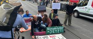 Die Kampagne „Hungern bis ihr ehrlich seid“ hat ihren Hungerstreik offiziell beendet, jetzt klebte Wolfgang Metzeler-Kick sich auf der Invalidenstraße fest.