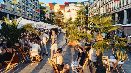 Weinfestival auf dem Walter-Benjamin-Platz.