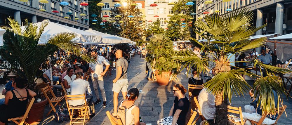 Weinfestival auf dem Walter-Benjamin-Platz.