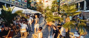 Weinfestival auf dem Walter-Benjamin-Platz.
