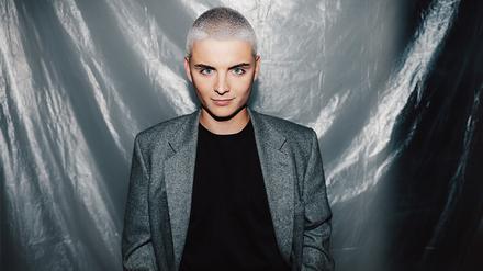 Fabian Grischkat, 23, lebt in Berlin und ist Influencer, Aktivist und Gen Z-Experte. Auf Instagram und TikTok, wo ihm über 100.000 Menschen folgen, berichtet er regelmäßig über queere Themen.