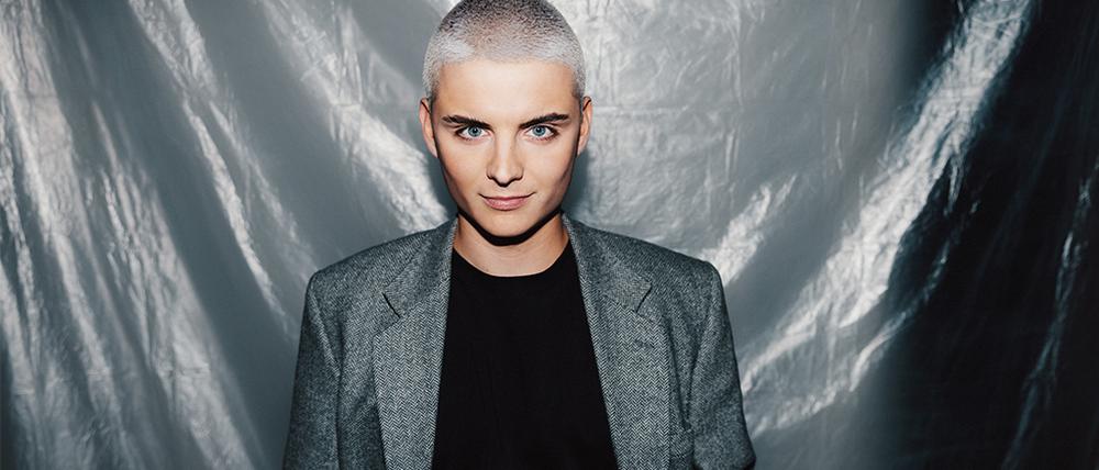 Fabian Grischkat, 23, lebt in Berlin und ist Influencer, Aktivist und Gen Z-Experte. Auf Instagram und TikTok, wo ihm über 100.000 Menschen folgen, berichtet er regelmäßig über queere Themen.