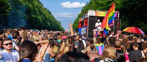 Der Berliner CSD auf der Straße des 17. Juni, wo auch die Abschlusskundgebung stattfindet.