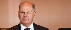 Bundeskanzler Olaf Scholz schaut vor einer wöchentlichen Sitzung des Bundeskabinetts im Kanzleramt in Berlin am 12. Juni 2024 zu.  