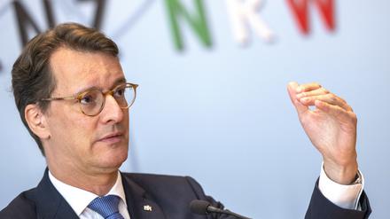 Hendrik Wüst, Ministerpräsident des Landes Nordrhein-Westfalen, nimmt an einer Landespressekonferenz im Düsseldorfer Landtag teil. 