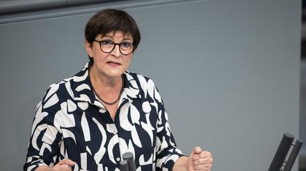 Saskia Esken, Bundesvorsitzenden der SPD, spricht im Bundestag.