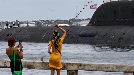 Eine Frau winkt den Besatzungsmitgliedern des atomgetriebenen U-Boots Kazan zu, das zu dem russischen Marinekommando gehört, das Havanna am 12. Juni 2024 besucht.