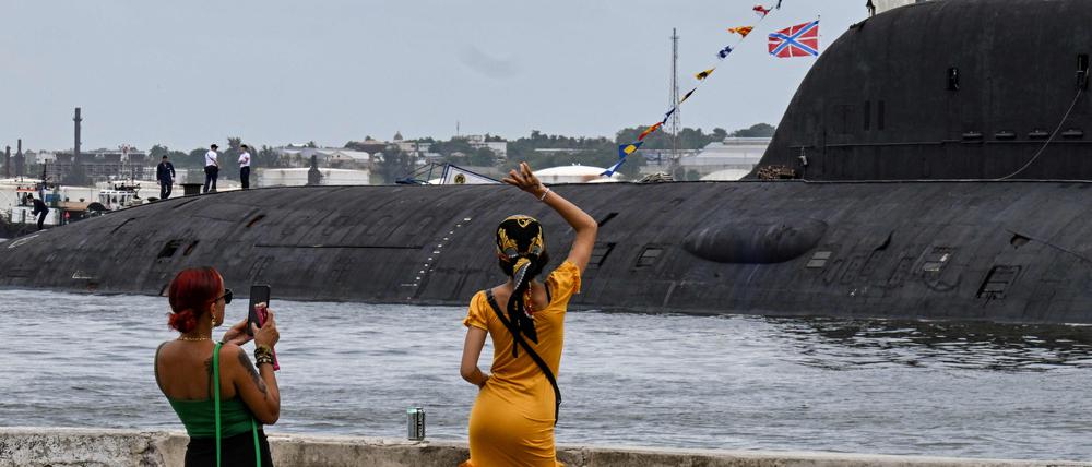 Eine Frau winkt den Besatzungsmitgliedern des atomgetriebenen U-Boots Kazan zu, das zu dem russischen Marinekommando gehört, das Havanna am 12. Juni 2024 besucht.