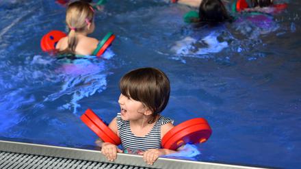 Schwimmkurs für Kinder im Schwimmbad Berlin-Buch.