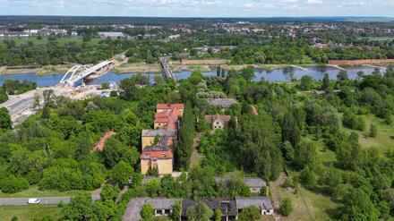 Das Gelände einer ehemaligen Kaserne auf der Oderinsel in Küstrin-Kietz mit dem deutsch-polnischen Grenzfluss Oder dahinter (Luftaufnahme mit einer Drohne).  