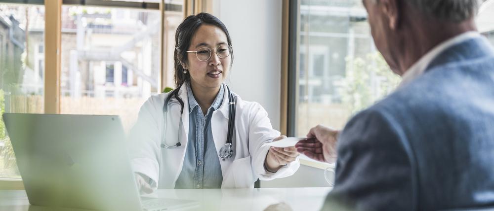 Ein Mann in einer Arztpraxis