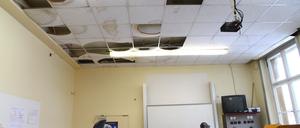 Herunterfallende Deckenplatten wie hier im Fichtenberg-Gymnasium 2011 gehörten zum Verfall der Berliner Schulen seit den Sparjahren.