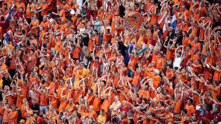 Niederländische Fans beim Achtelfinalspiel gegen Tschechien bei der EM 2020. 