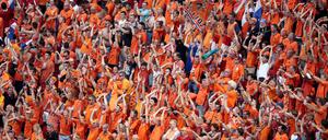 Niederländische Fans beim Achtelfinalspiel gegen Tschechien bei der EM 2020. 
