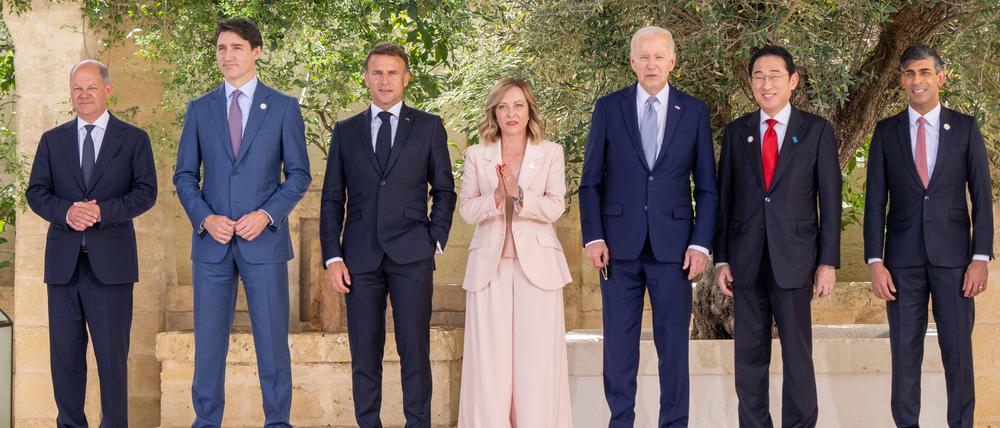 13.06.2024, Italien, Bari: Bundeskanzler Olaf Scholz (SPD, l.-r.) steht neben Justin Trudeau, Premierminister von Kanada, Emmanuel Macron, Präsident von Frankreich, Giorgia Meloni, Ministerpräsidentin von Italien, US-Präsident Joe Biden, Fumio Kishida, Ministerpräsident von Japan, Rishi Sunak, Premierminister von Großbritannien, beim Familienfoto beim Gipfeltreffen der G7-Staaten.