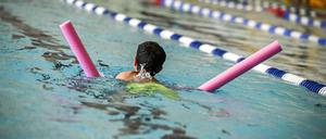 Die Zahl der Kinder, die nicht sicher schwimmen können, steigt.