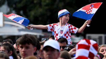 Kroatische Fans heißen die Nationalmannschaft bei ihrer Ankunft in Neuruppin willkommen. 