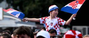 Kroatische Fans heißen die Nationalmannschaft bei ihrer Ankunft in Neuruppin willkommen. 