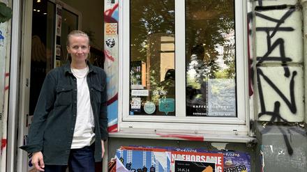 Sari Haavisto vor ihrem Café Populos am Neuköllner Maybachufer.