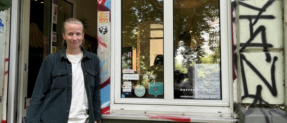 Sari Haavisto vor ihrem Café Populos am Neuköllner Maybachufer.