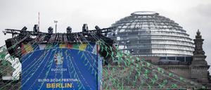 Party trifft Parlament. Das Fanfest in Berlin liegt nur wenige Meter vom Bundestag entfernt.