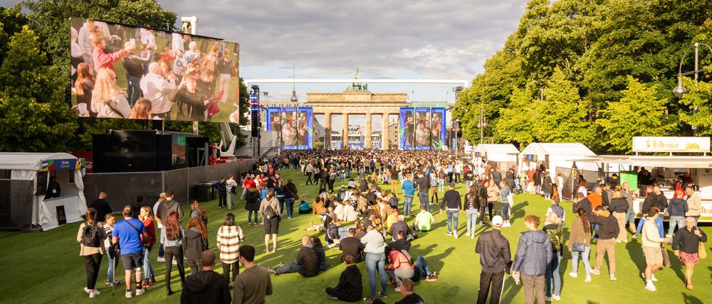 Zahlreiche Menschen haben sich in der Fanzone vor dem Brandenburger Tor versammelt.