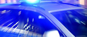 ARCHIV - 06.08.2015, Schleswig-Holstein, Flensburg: Ein Streifenwagen der Polizei steht mit eingeschaltetem Blaulicht auf der Straße. (zu dpa: «Reizgasattacke an Rosenheimer Realschule - mehrere Schüler verletzt») Foto: Carsten Rehder/dpa +++ dpa-Bildfunk +++