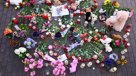 Blumen wurden als Trauerbekundungen in Döbeln niedergelegt.