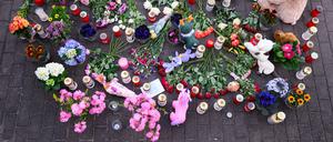 Blumen wurden als Trauerbekundungen in Döbeln niedergelegt.