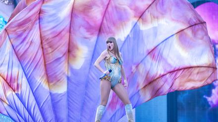 Taylor Swift tritt während ihrer Eras Tour im Murrayfield Stadium in Edinburgh auf.