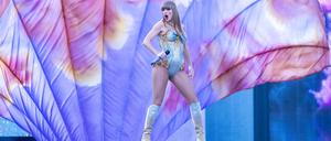 Taylor Swift tritt während ihrer Eras Tour im Murrayfield Stadium in Edinburgh auf.