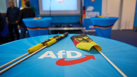 Deutschlandfahnen liegen auf einer Wahlparty in der AfD-Parteizentrale bereit. 